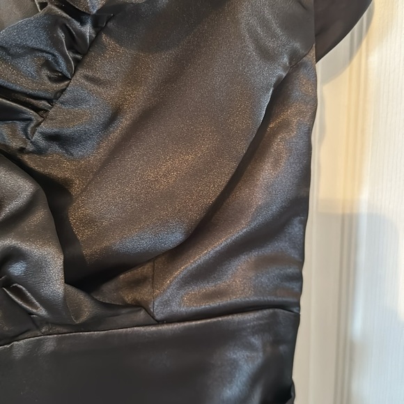 Little black dress with ruffled collar. Never been worn - Picture 5 of 7